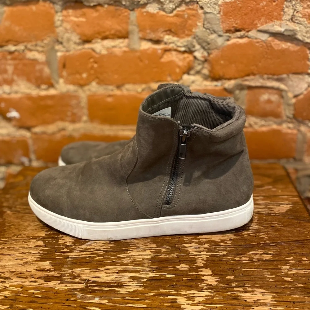 Men's Gray Suede High-Top Sneakers. Pre-owned